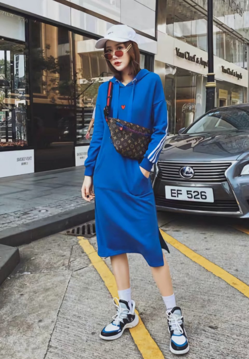 小白鞋别再乱搭裙子了,要和 专配裙 一起穿,才能