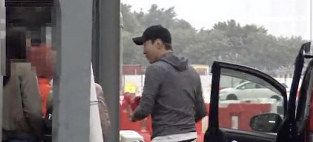 黎明一家三口低调回港,10个月大的女儿太抢镜了!