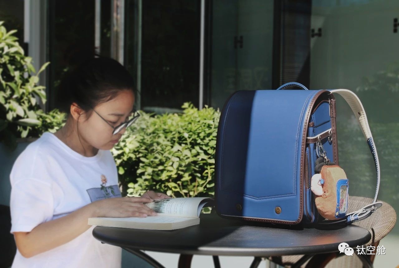 防溺水、抗撞击的救命书包，小学幼儿园给“配齐”｜钛空爆款