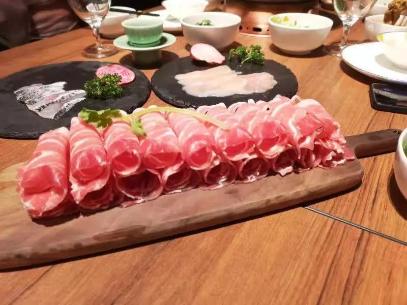 真人实测「故宫火锅」：除了火锅，其他都好