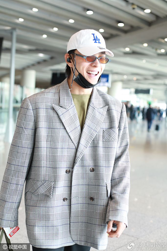 吴谨言绯闻男友洪尧帅气现身 摘口罩露“魏璎珞”同款笑很般配