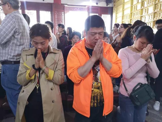 实拍,数万游客齐聚观音山参加观音开库,人山人海