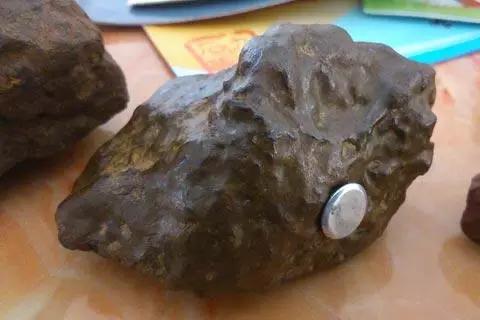 不要以为捡到未知石就是陨石,今天教你如何辨别真假陨石!