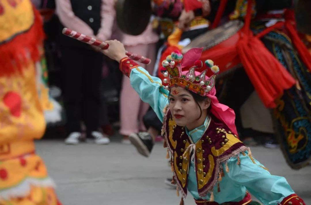 更是演绎出女子英歌队的动作风格,凸显了潮汕传统女性的端庄,俊俏本色