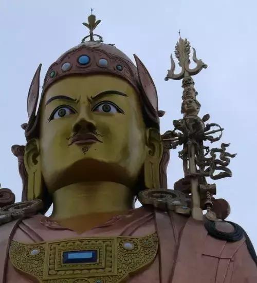世界第一大的“莲花生大士”塑像