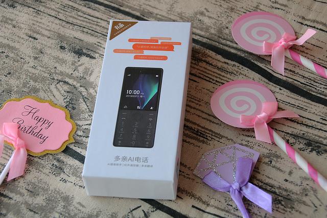 小米有品推出智能版的“老人机”,可以微信聊天还能支付买东西