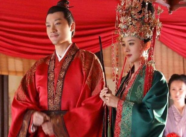 冯绍峰赵丽颖儿子首次曝光,冯绍峰紧张环抱,终于有爸爸的样子了