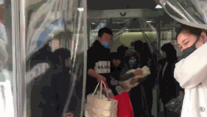 赵丽颖产子后平安出院，冯绍峰全程护妻小心翼翼