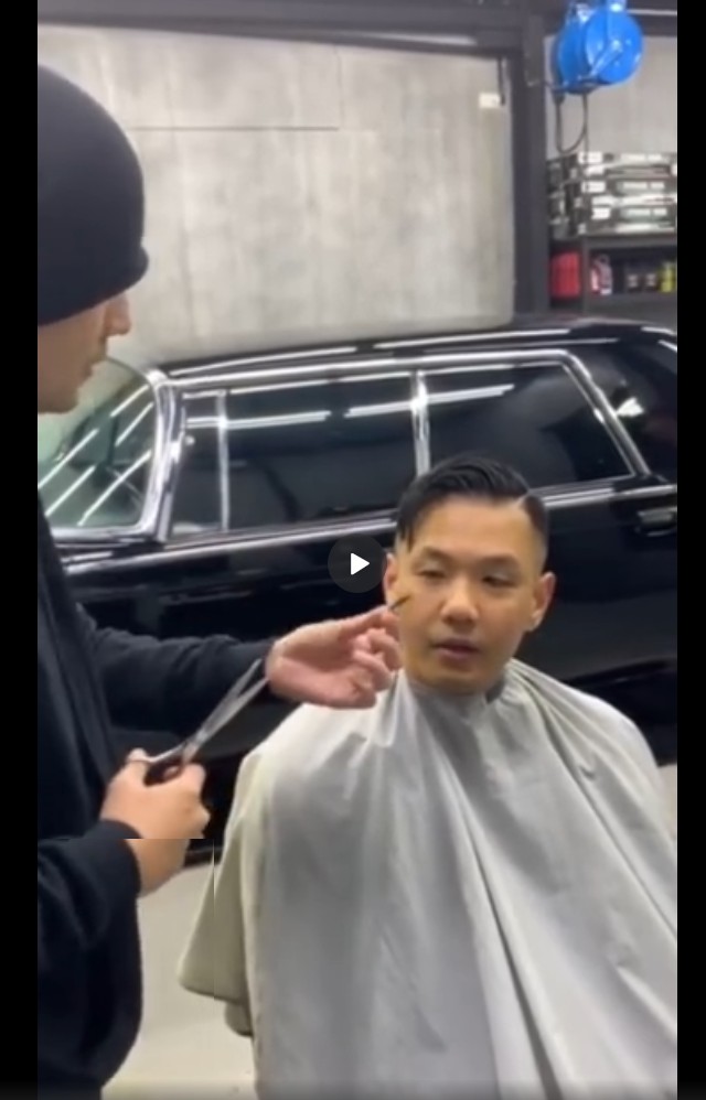 周杰伦不出专辑却在给黑人理发，一刀下去黑人一脸懵逼！