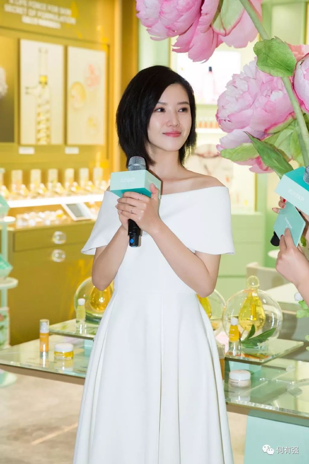 33岁杨子姗换新发型，波波头短发搭配白色连衣裙，高雅又减龄