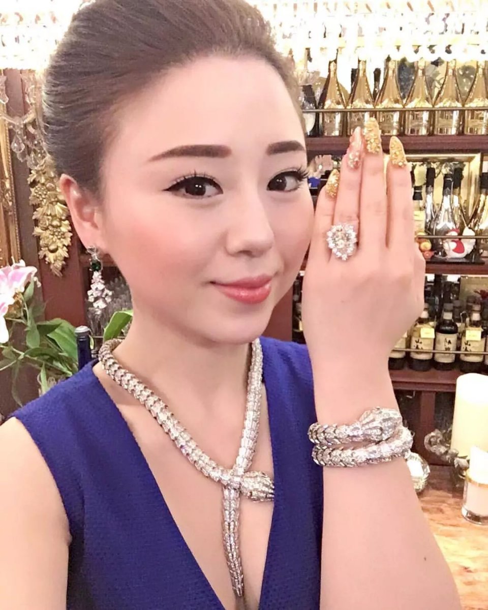 一顿饭100万、钻戒1亿元，年收入30亿的她到底什么来头？