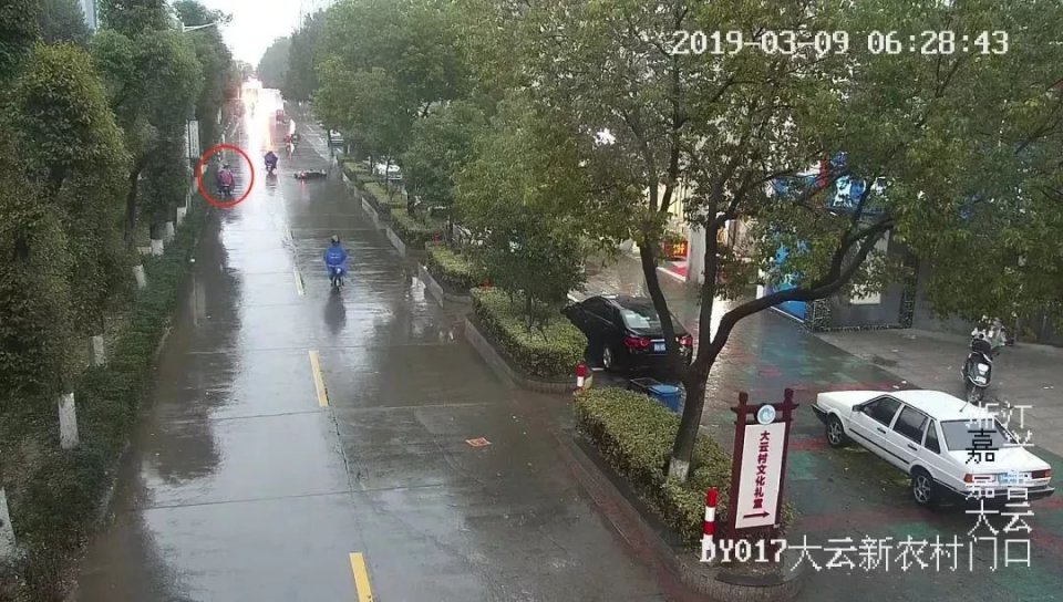 什么情况?学生扶大妈反被讹 这到底是个什么梗?