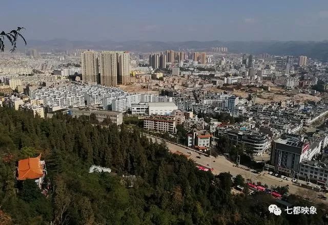 上得一层,文山城市已跃然在眼前.