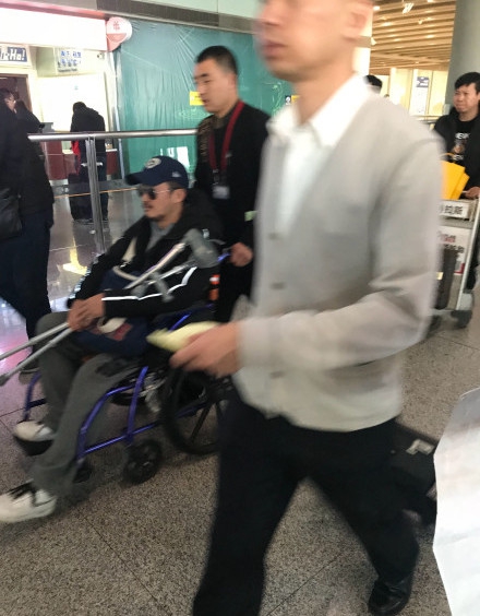 吴京坐轮椅，满脸胡茬神情憔悴，网友：别太拼