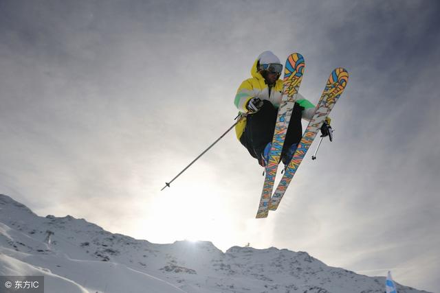 通常情况下,评估人们滑雪技术水平的高低,多以高山滑雪为尺度