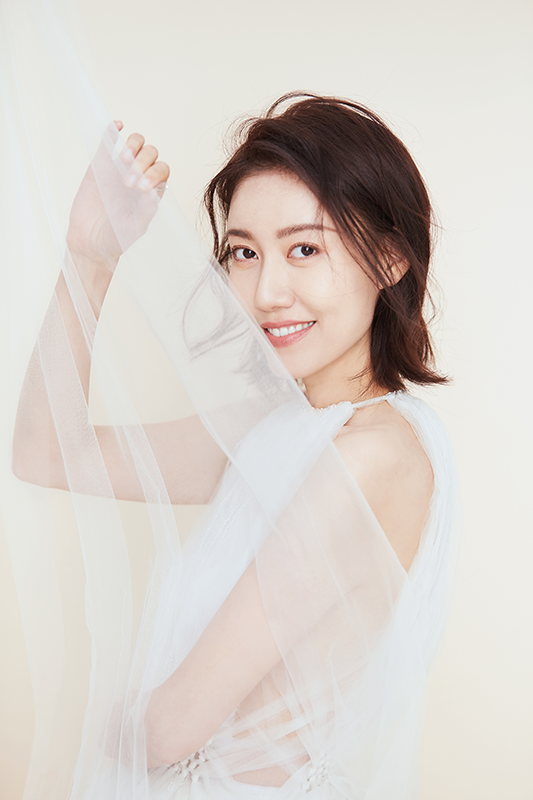 气质女神纯美回归!高露白色情人节写真曝光
