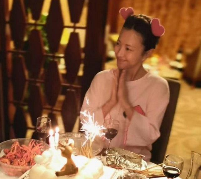 深夜为员工庆生,身穿睡衣还素颜,包文婧全身毫无明星架子__凤凰网