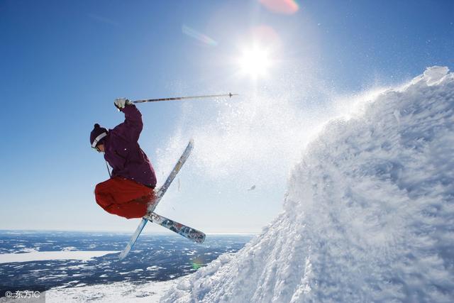 通常情况下,评估人们滑雪技术水平的高低,多以高山滑雪为尺度