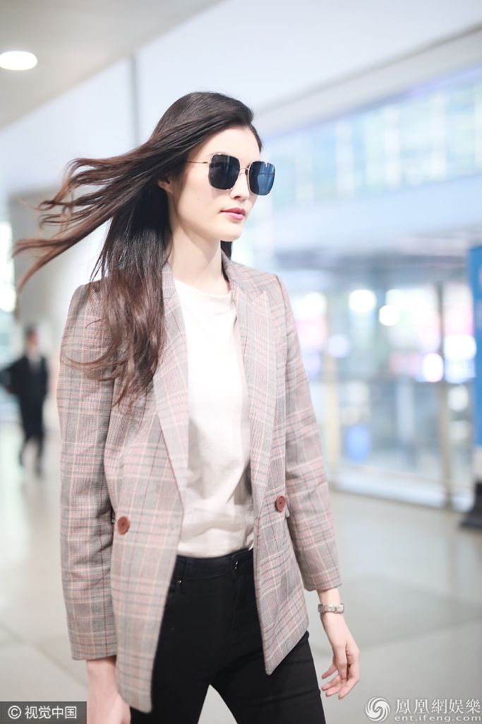 “何仙姑”何穗造型时髦美到发光 腰以下全是腿Slay机场