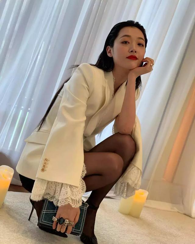 雪莉最新外网生图,牙齿有点黄但身材真好,这皮肤就叫肤如凝脂吧