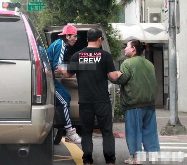 向华强夫妇乘豪车去吃小店，干儿子萧敬腾热情接待