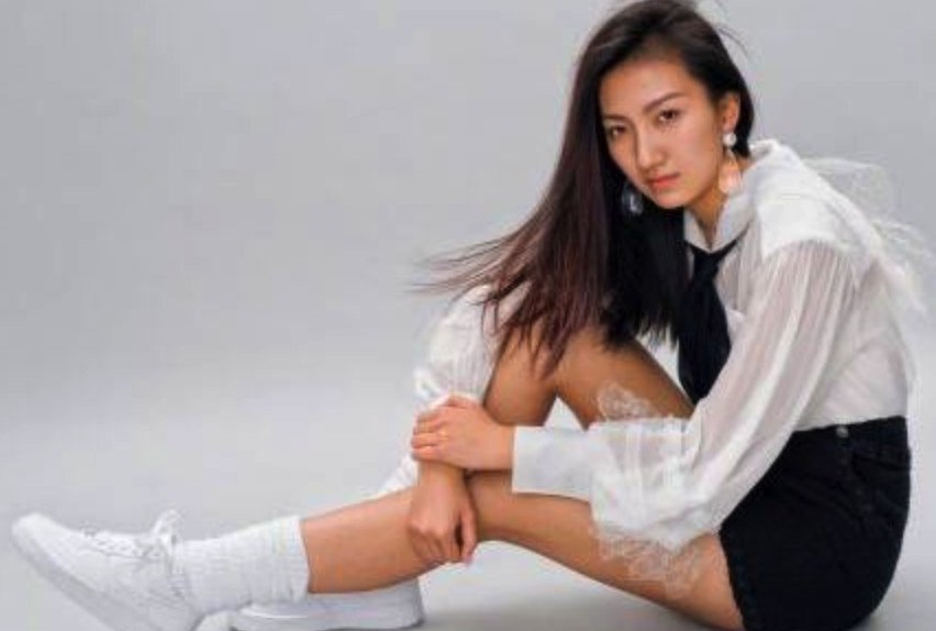 胡军大赞女儿“九九”舞台表现力强，看来又一个星二代要出道了