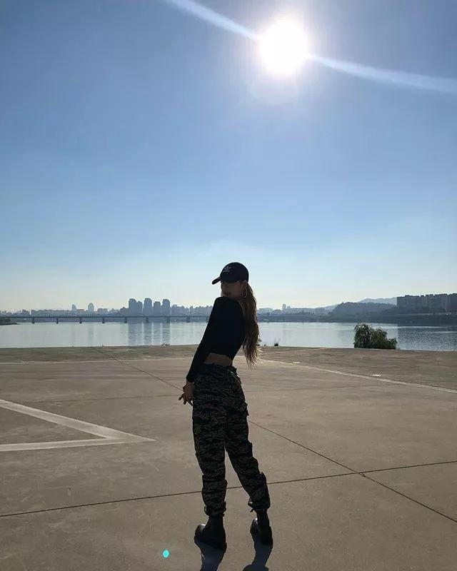 Lisa心机好深啊，为了显腿长居然这样穿牛仔裤！