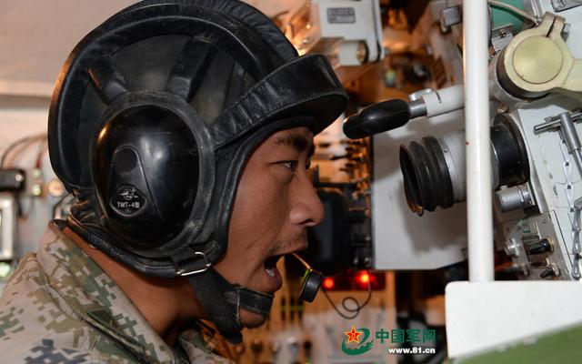 坦克兵都是什么样?个个是猛男,没点力气都干不了坦克兵