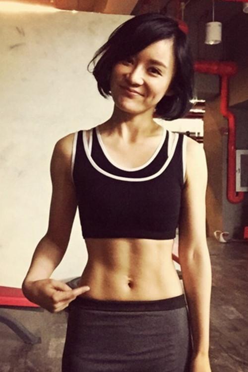 袁姗姗再次炫腹，“川”字肌羡煞旁人，马甲线女王回来啦！