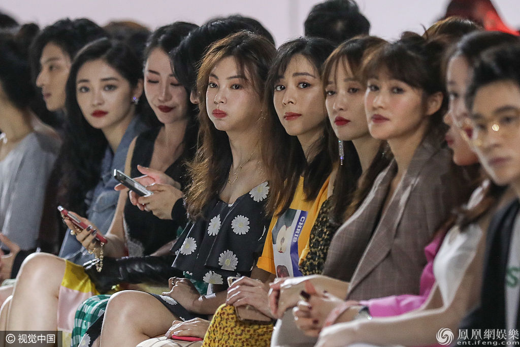 张雨琦穿波点裙优雅大气 露香肩秀锁骨卷发妩媚大展女人味