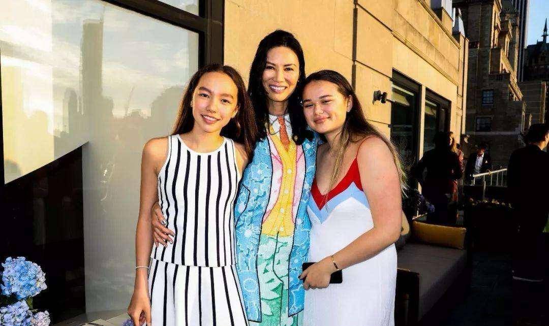 邓文迪携两个女儿海岛游,母女三人宛如姐妹,小女儿身材最靓