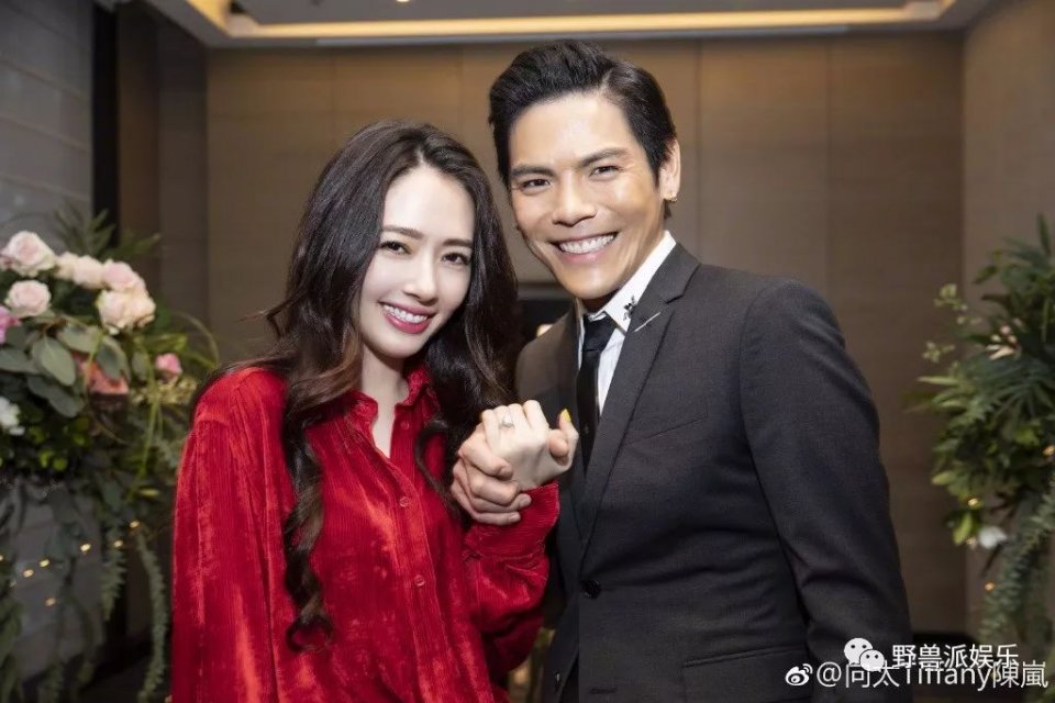看着他俩订婚，有多少人被打脸了？
