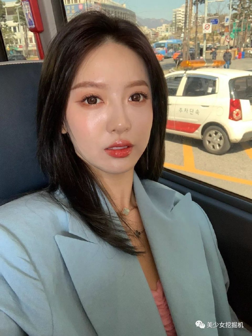 彭王者苹果肌都要溢出屏幕了，颜值仍然在时装周吊打女爱豆？