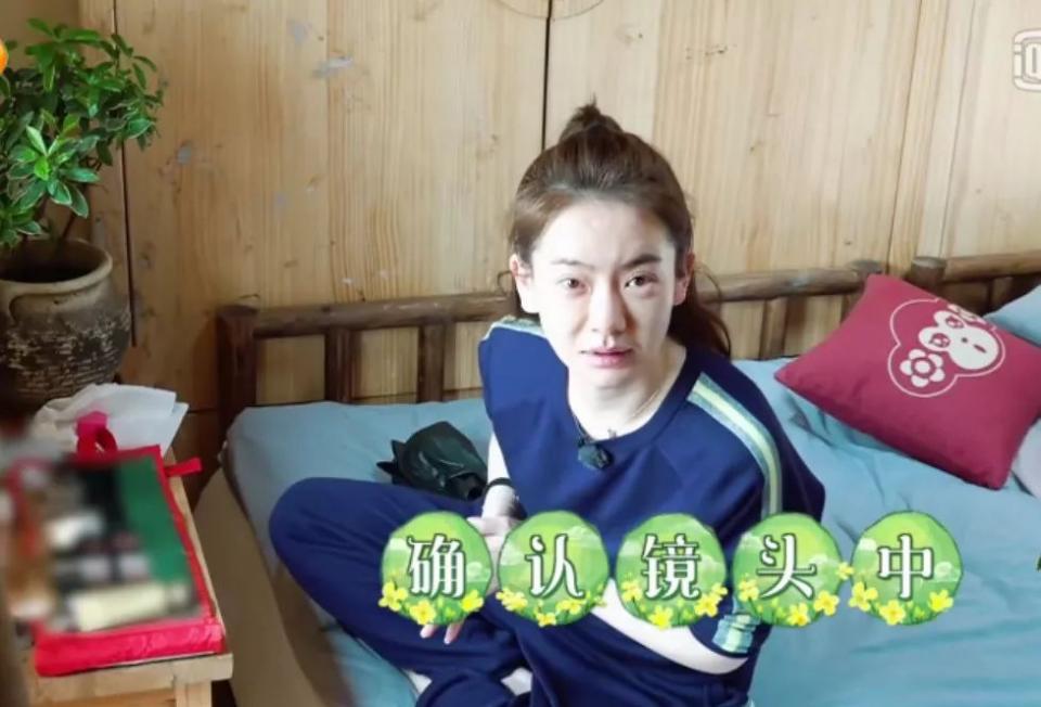 戚薇直播颜值逆转，不仅白得发光，这里也很会藏