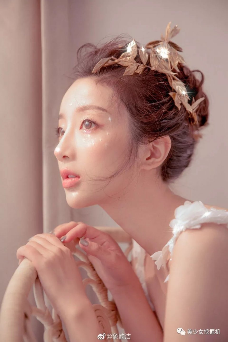 彭王者苹果肌都要溢出屏幕了，颜值仍然在时装周吊打女爱豆？