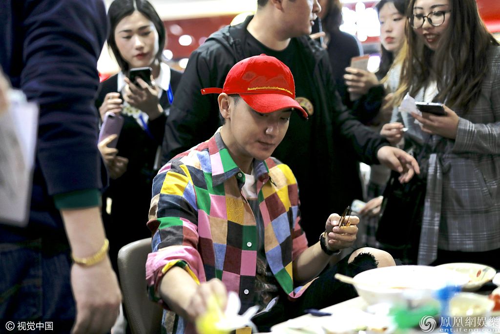 难怪胖了！黄子韬披骚气衬衫痞帅十足 机场吃大餐惹粉丝围观