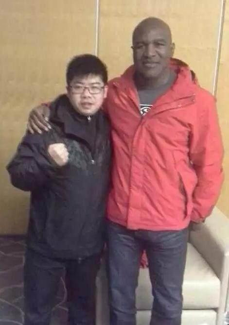 重量级拳坛再现泰森式咬人丑闻,中国拳击冠军:应该重罚!