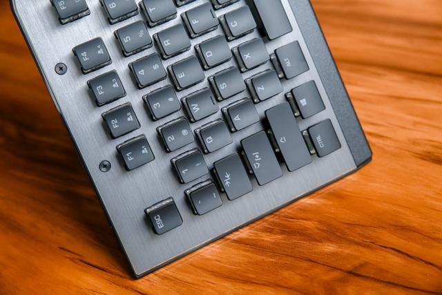 全新泰坦轴加持,德国冰豹打造高颜值爽手感电竞吃鸡键盘Vulcan