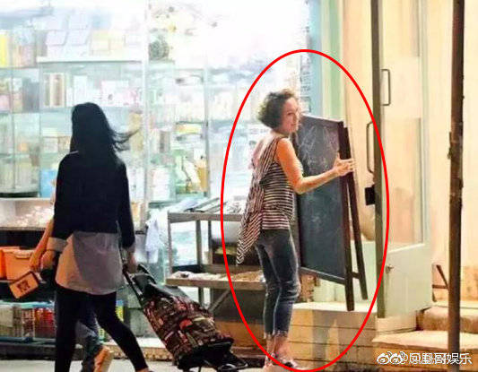张柏芝妈妈开网约车被赞，而这些明星父母却令人爱不起来！