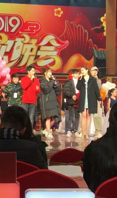 杨紫和关晓彤同框又被秒，网友：谁和关晓彤照相都吃亏