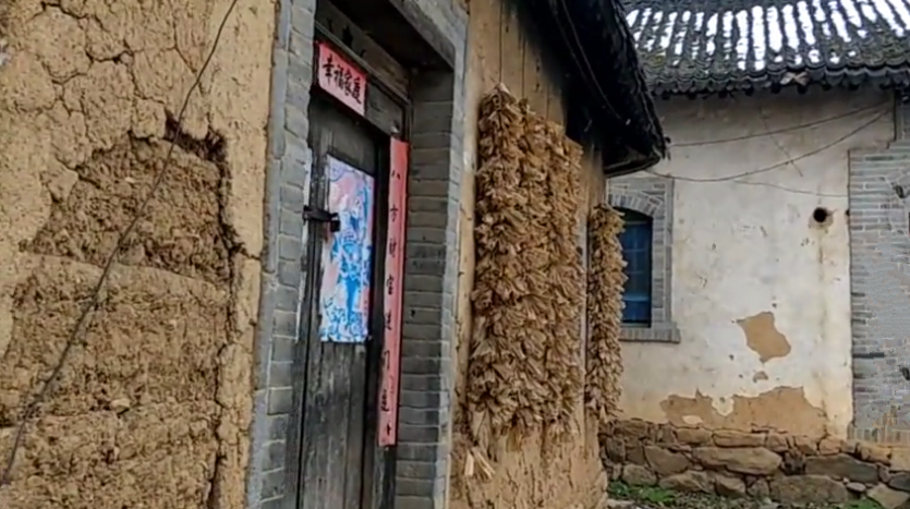 整座村子只有一个七旬老人,其他人都搬走了,老屋破旧没人住__凤凰网
