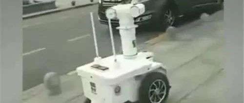 这个地方抓违停，连最先进的机器人都用上了