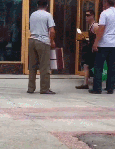 搞笑GIF:好不容易出来玩一次,结果玩的很憋屈