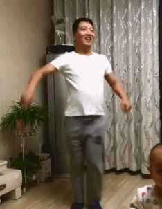 搞笑GIF:好不容易出来玩一次,结果玩的很憋屈