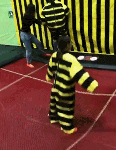 搞笑GIF:好不容易出来玩一次,结果玩的很憋屈