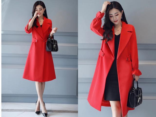 2019年春天流行穿搭:红色风衣 黑色裙子,穿上美一整季