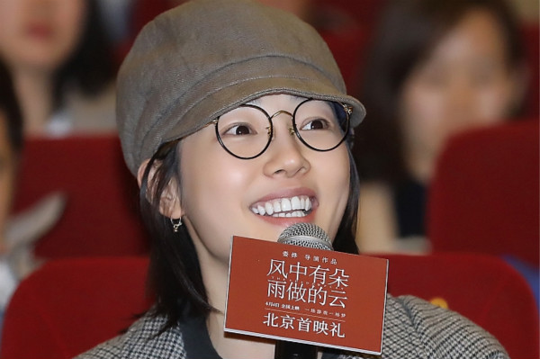 35岁白百何素颜现身，皮肤紧致零毛孔，却因一个动作暴露缺点
