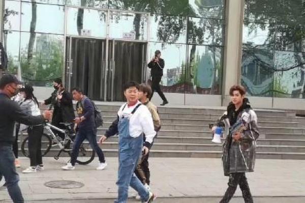 杜海涛黄明昊等明星未经许可进大学校园拍摄,被校方强行驱逐