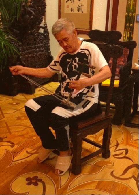 62岁赵本山满头白发在家拉二胡，豪宅曝光脚上的拖鞋亮了！