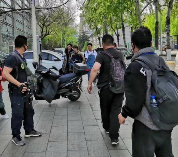 杜海涛黄明昊等明星未经许可进大学校园拍摄,被校方强行驱逐